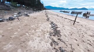 Khoả thân đi dạo ngoài biển
