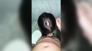 Nứng quá lôi em fwb vào WC bắt thổi kèn