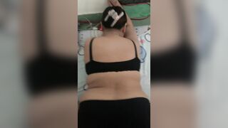 Vợ bạn hôm nay mặc bộ bikini đen nhìn nắng cực