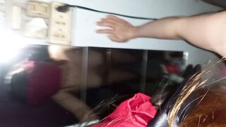 Bịt mắt doogy bé sinh viên trước gương