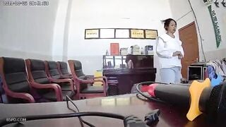 trung quốc, sếp tranh thủ 2p địt , rồi xuất vào lồn e nhân viên