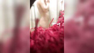 Quay lén cô bạn thân đang tắm 3