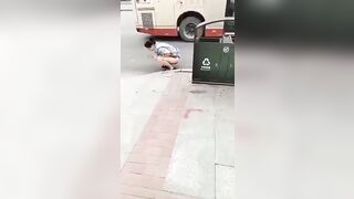 Quay lén, MBBG Đái bậy giữa đường nhiều xe cộ
