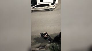 Quay lén 2 e học sinh mây mưa trên xe máy ngay giữa đường