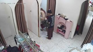 tiệm quần áo mà các em thay đồ như này khác gì rửa mắt