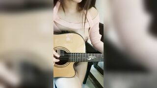 bé sinh viên thanh nhạc đánh đàn hay em khoe vú vậy
