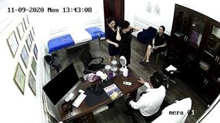 gái xinh đi nâng ngực cởi phơi ngực ra cho người ta ngắm