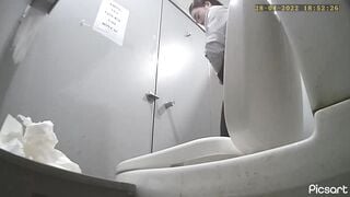 cammara quay lén WC công cộng toàn các em xinh tươi - phần 3