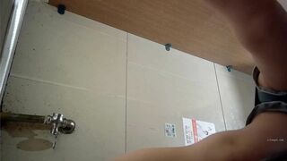 cammara quay lén WC công cộng toàn các em xinh tươi - phần 9