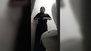 cammara quay lén WC công cộng toàn các em xinh tươi - phần 23