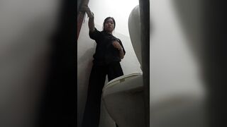 cammara quay lén WC công cộng toàn các em xinh tươi - phần 23