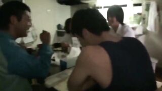 Qua nhà chơi chén luôn mẹ thằng bạn thân khi "đmm" không chỉ còn là câu chửi