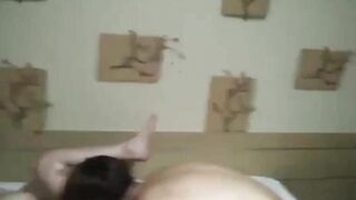 Nhờ bạn quay clip làm kỷ niệm thanh niên quê ỉa khi bị xuất sớm quá là yếu sinh lý
