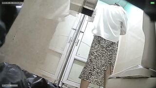 cammara quay lén WC công cộng toàn các em xinh tươi - phần 28