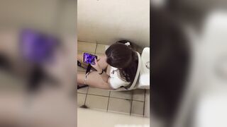 quay lén bé nhân viên ngân hàng VIB đi vệ sinh suýt bị bắt