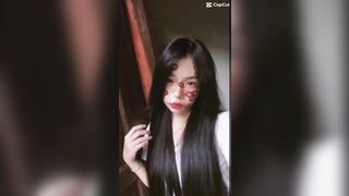 Đang học thấy nứng móc lồn, em gái thủ dâm rồi quay lại clip cho bạn trai xem.