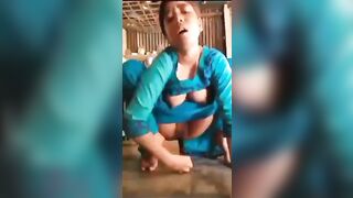 Em vú to ấn độ thủ dâm bằng đèn pin