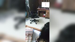 Chị chủ phòng trọ nói chồng chị đi công tác rủ sang phòng xem phim 2
