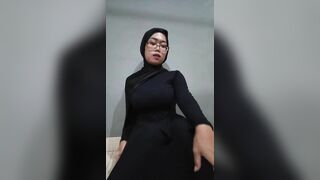 Cô giáo trẻ vú khủng lồn múp thủ dâm cho mấy học trò xem dâm đãng