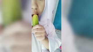 Rau 2k8 chubby vú to lồn múp thủ dâm bằng dưa chuột dâm đãng