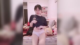 Mấy nhỏ này hư quá, cần các anh phạt đút cặc vào lồn