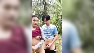 Dụ dỗ vợ hàng xóm gần nhà cực dâm ra sau vườn đụ, đụ lén nó sướng kì lạ.
