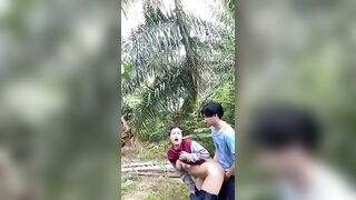 Dụ dỗ vợ hàng xóm gần nhà cực dâm ra sau vườn đụ, đụ lén nó sướng kì lạ.