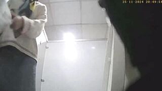 Quay lén wc ở công ty 9