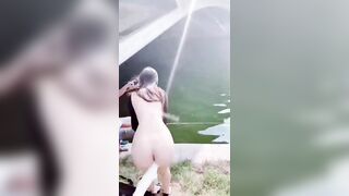 Dâm nữ khỏa thân cắm đuôi cáo vào đít ra bờ sông cho cụ già câu cá xem hàng