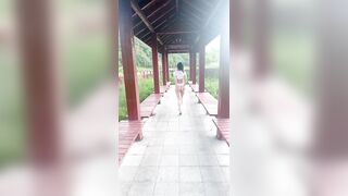 Con đĩ Trung, pUblic Lộ Vú Lồn, Cho ông già xem Thủ dâm giữa đường