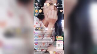 Em y sỹ bán thuốc tây vui vẻ cho khách hàng bóp vú.