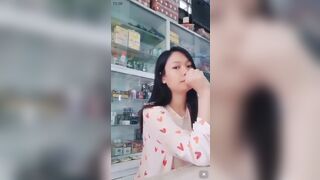 Em y sỹ bán thuốc tây vui vẻ cho khách hàng bóp vú.