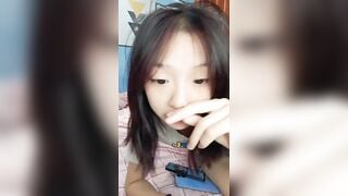 Hai chị em gái mới lớn rủ nhau live show bím múp non tơ