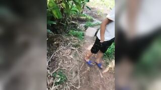 Cu em mới lớn bị mẹ kế mang ra đồng cho bú lồn rồi địt