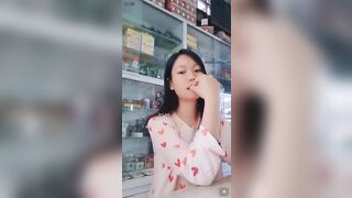 Cô em y sỹ bán thuốc thản nhiên cho trai sờ bóp vú.