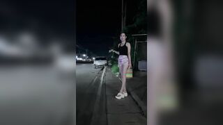 Thấy rõ khe đít lộ rõ mu và mép lồn chị gái giới thiệu quán nước.