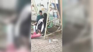 Quay trộm đc 2 e học sinh chén nhau nơi công cộng
