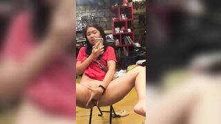 Em dâm móc trước gương gửi trai xem