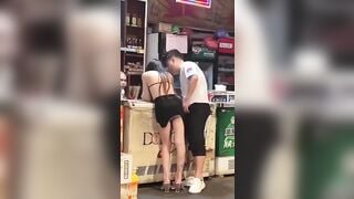 Thấy con bạn thân mua đồ, Lén ra Tốc váy Bóp mông cạ lồn Nứng vcl