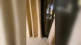 Phát hiện vợ lén phén cùng bạn ngoài ban công