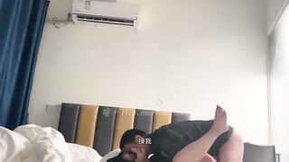 Gạ nhỏ b thân kính cận sang phòg chơi,kính cận trông tri thức mà cởi đồ ra lại dâm vc