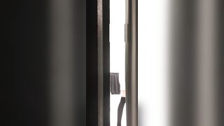 Cô hàng xóm của tôi vén váy lên trước cửa sổ và khoe với tôi chiếc quần lót màu hồng