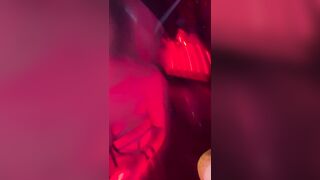 Vách ao xem vú của mầy em gái xinh trên bar