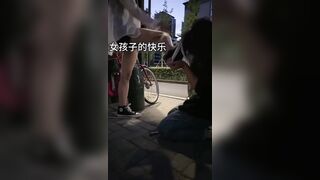 Cô chủ biến thái, Bắt nữ giúp việc Bú Liếm Ngón chân ở nơi công cộng