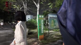 Khoả thân đi dạo đêm ở công viên đông người