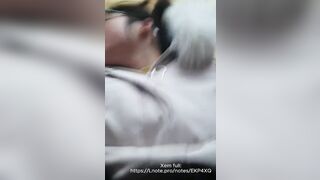 Con em vừa học về còn chưa kịp thay quần áo