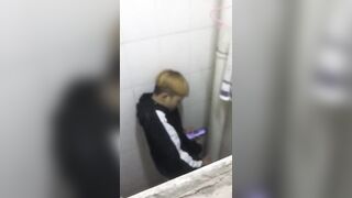 Thanh niên sục bị quay lén