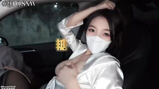 Địt em gái xinh lồn hồng không lông trên xe hơi