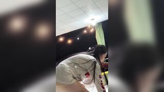 Chị đẹp bán nước ko mặc quần để lộ quần lót mỏng đầy kích thích.