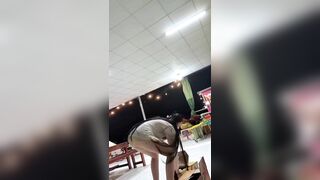 Chị đẹp bán nước ko mặc quần để lộ quần lót mỏng đầy kích thích.